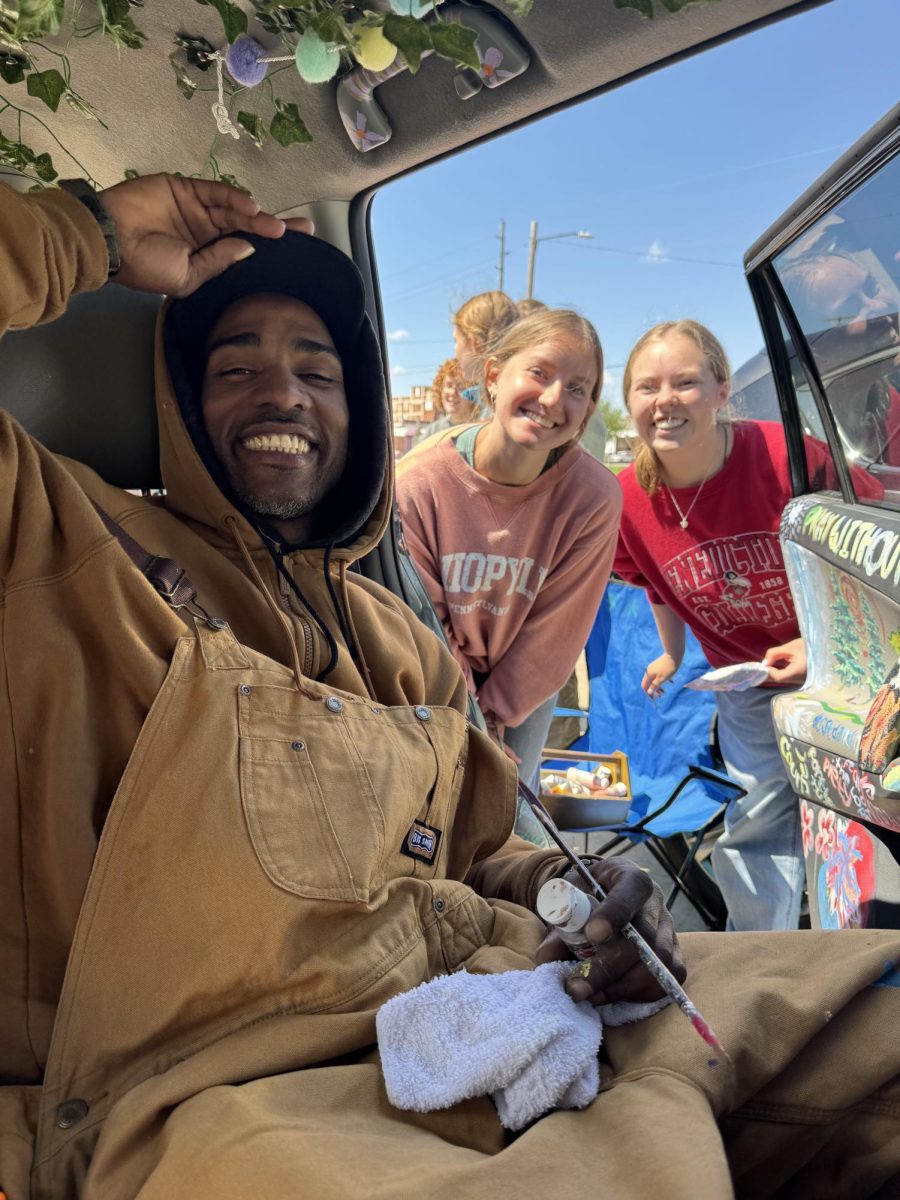 The Emmaus group painting Dumas' car with their friend, Lorenzo.